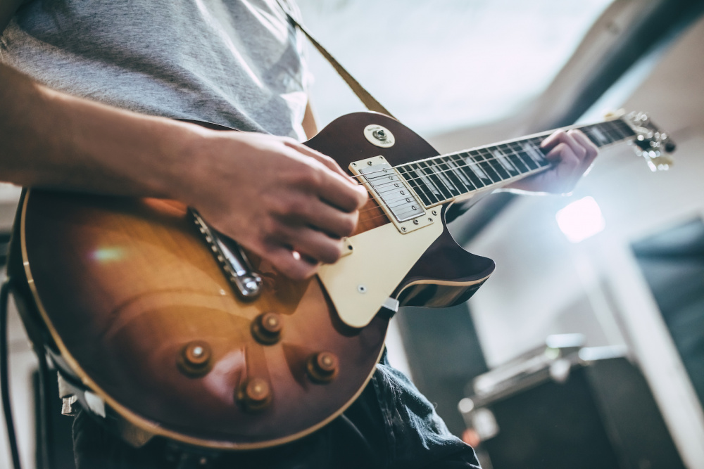 Как улучшить технику игры правой рукой: советы для гитаристов