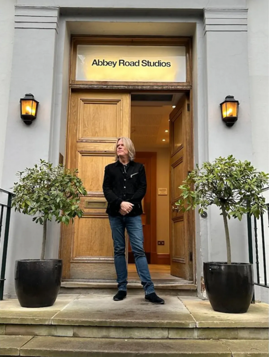 Артист Ibanez Энди Тиммонс был замечен на легендарной Abbey Road Studios